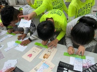 學生在參與點字製作活動