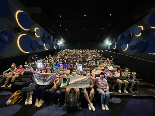 姜濤歌迷贊助香港失明人協進會會員到戲院觀賞附設口述影像電影《阿媽有左第二個》的活動大合照